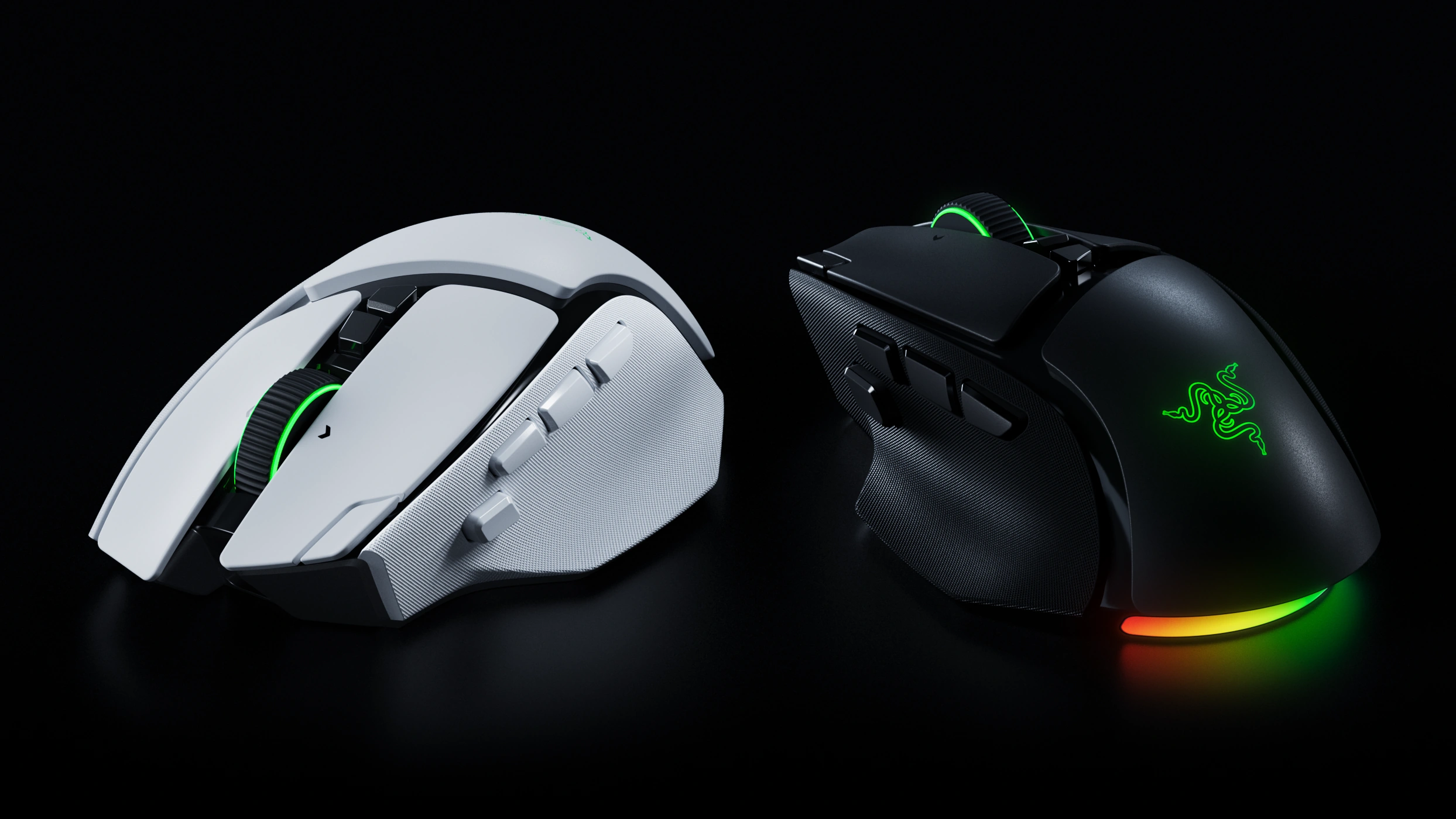 Campaña oficial del Razer Basilisk V4 Pro con mouse blanco y negro sobre una escena oscura con iluminación Chroma.