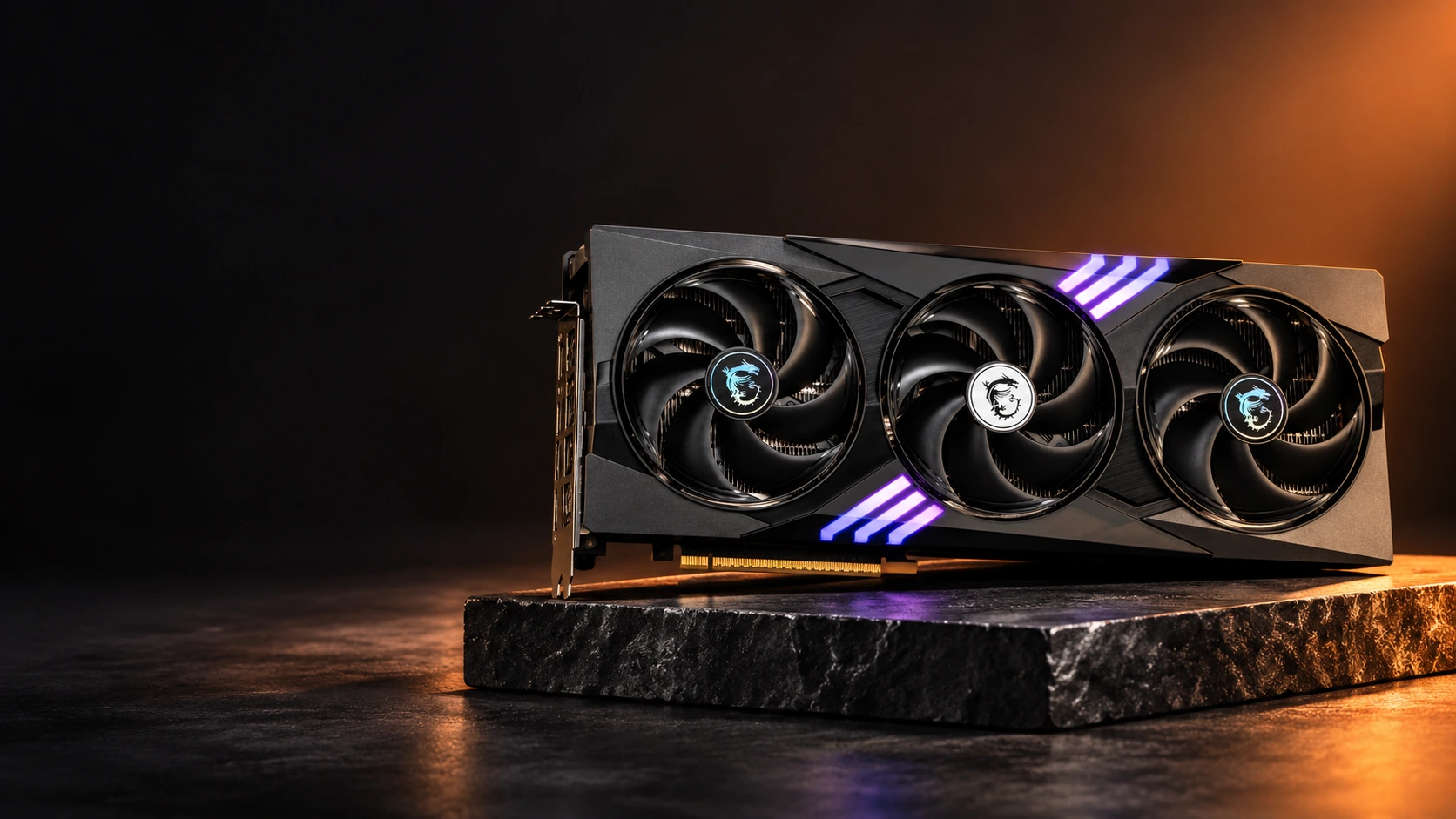 Tarjeta MSI RTX 5070 Gaming Trio OC con tres ventiladores sobre una superficie de estudio.